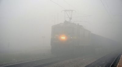 रेल और हवाई यातायात पर पड़ रहा है कोहरे का भारी असर, सैकड़ो ट्रेनें लेट