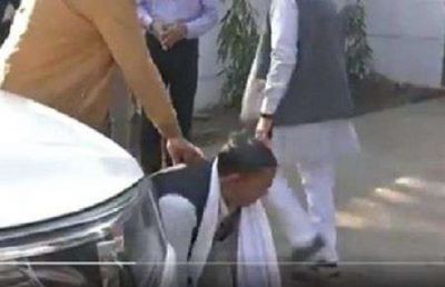 VIDEO: पैरों में गिर पड़ा फरियादी, लेकिन नहीं पसीजा 'नाथ' सरकार के मंत्री का दिल