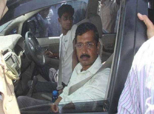 दिल्ली में केजरीवाल की कार पर हुआ हमला, 'आप' ने 'भाजपा' पर लगाए आरोप