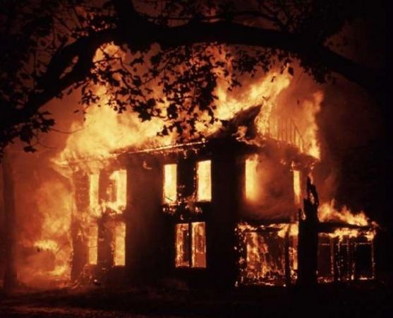 इनवर्टर में अचानक हुए शॉर्ट सर्किट से घर में लगी आग, परिवार के कई सदस्य झुलसे