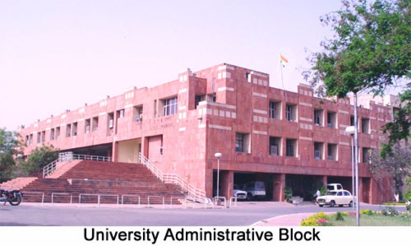 नियमों में किए गए बदलाव के विरोध में JNU छात्रों ने प्रशासनिक भवन घेरा