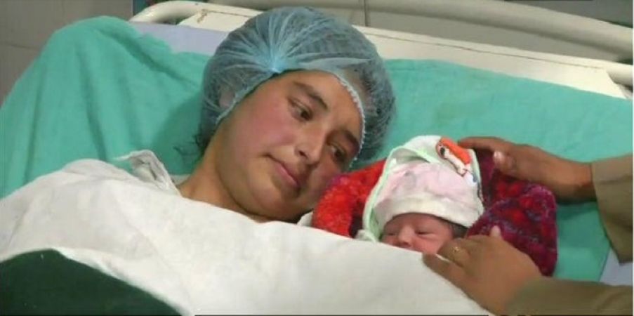 महिला ने गोली लगने के बाद दिया बच्ची को जन्म