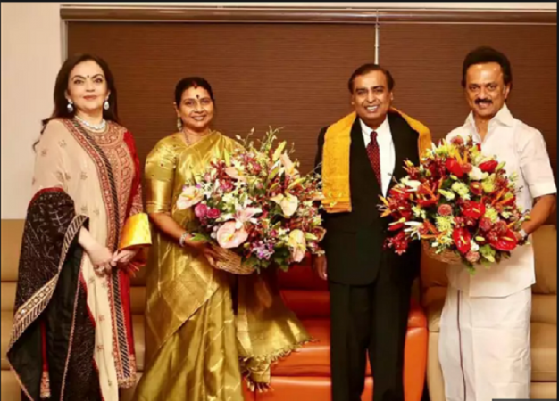 चेन्नई पहुंचे मुकेश अम्बानी, DMK चीफ स्टालिन को दिया बेटे की शादी का न्योता