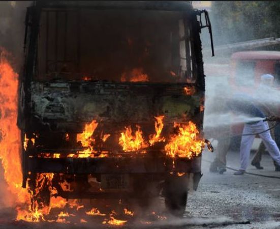कर्नाटक में भीषण सड़क हादसा, बाइक और बस की टक्कर के बाद बस में लगी आग
