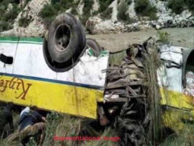 ट्रक गिरा खाई में 9 लोगों की मौत