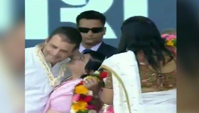 जब माला पहनाने के बाद महिला ने राहुल को कर दिया किस, शरमा गए कांग्रेस अध्यक्ष