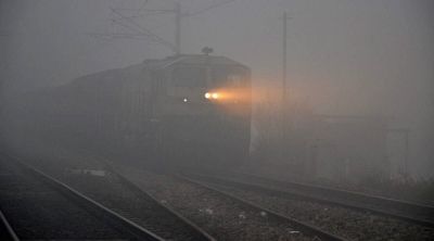 उत्तर भारत में ख़राब मौसम और कोहरे से प्रभावित हुआ रेल और हवाई यातायात