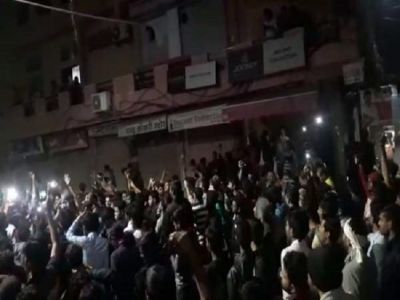पुलवामा हमला: आधी रात को खौला जयपुर का खून, लगाए पाकिस्तान मुर्दाबाद के नारे