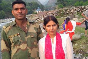 BSF जवान तेज बहादुर से पत्नी ने की भेंट, न्यायालय को दी जानकारी