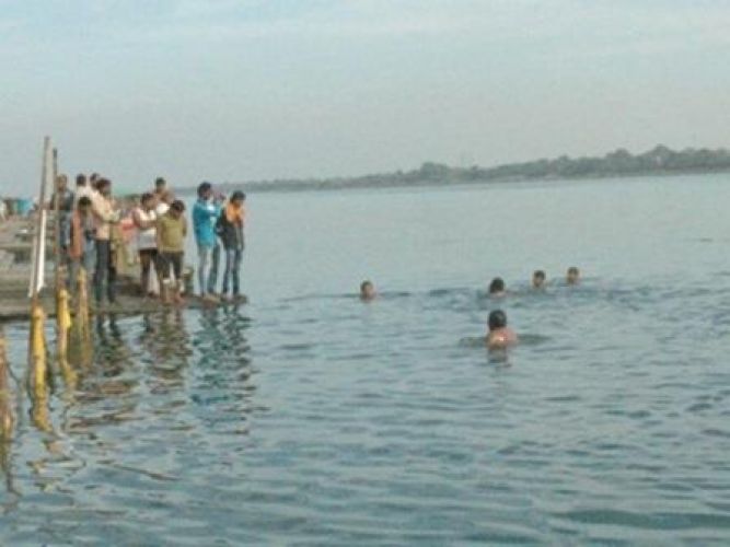 इंदौर के छात्रों की नर्मदा में डूबने से मौत, पिकनिक मनाने गए थे दो दर्जन छात्र