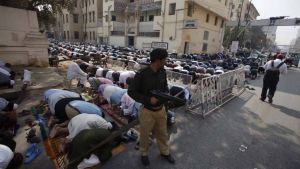 पाकिस्तान सेना का दावा : कलंदर दरगाह बलास्ट के बाद 100 आतंकी मार गिराए