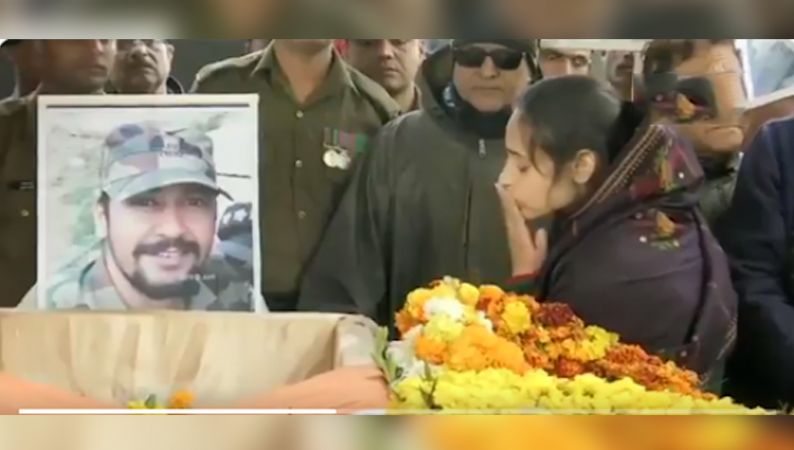 VIDEO: शहीद मेजर की पत्नी ने पहले किया किस, फिर I Love You बोल कर वीर को दी अंतिम विदाई