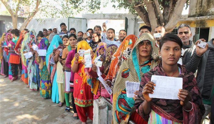 महाचुनाव  2017 : तीसरे चरण की वोटिंग शुरू, 12 जिलों की 69 सीट पर हो रहा मतदान