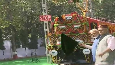 वाराणसी: पीएम मोदी ने डीजल से इलेक्ट्रिक में परिवर्तित पहले रेल इंजन को दिखाई हरी झंडी