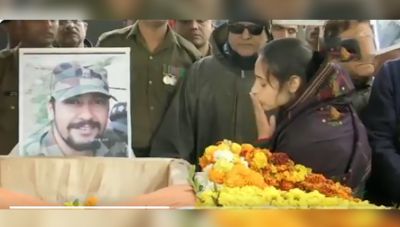 VIDEO: शहीद मेजर की पत्नी ने पहले किया किस, फिर I Love You बोल कर वीर को दी अंतिम विदाई