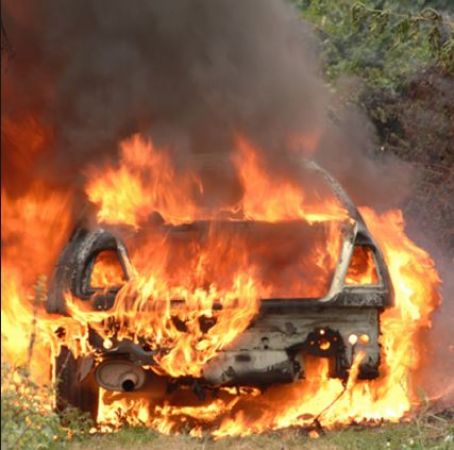 दिल्ली से लखनऊ जा रही कार में अचानक लगी आग, जिंदा जला युवक