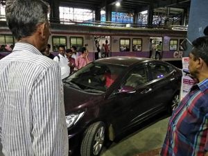Car entered in Mumbai's Andheri platform