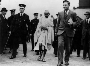 महात्मा गांधी की हत्या को लेकर फरार आरोपियों को लेकर केंद्रीय सूचना आयोग ने किए सवाल
