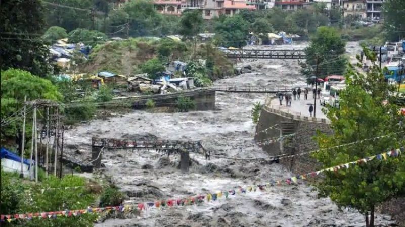 हिमाचल में बर्फ़बारी के बाद अब भारी बारिश ने मचाई तबाही