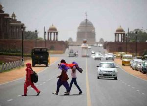 गर्मी से लोग बेहाल, दिल्ली में बढ़ा तापमान