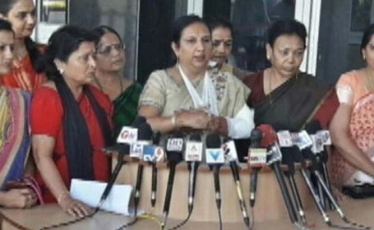 गुजरात में कांग्रेस-बीजेपी विधायको के बीच हाथापाई