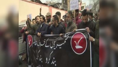कश्मीरी छात्रों पर हो रहे हमले को लेकर नेशनल कांफ्रेंस का विरोध प्रदर्शन, केंद्र पर लगाए आरोप