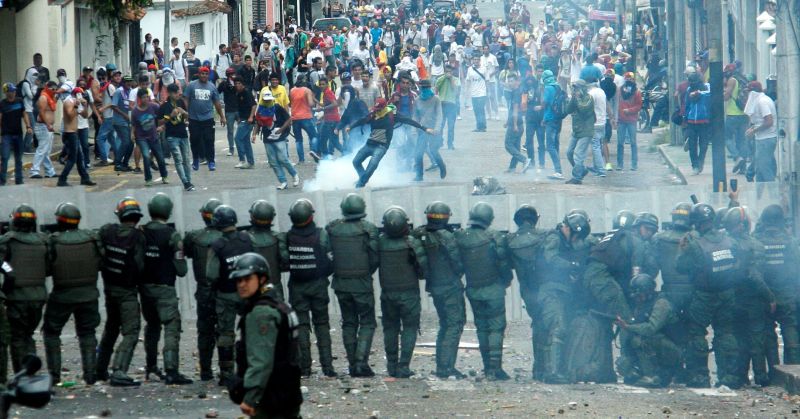 वेनेज़ुएला की सीमा पर भीषण संघर्ष, सेना की गोलियों में दो की मौत