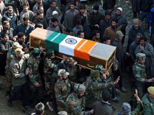 शहीद सैनिक को अंतिम यात्रा पर कश्मीरियों की भीड़