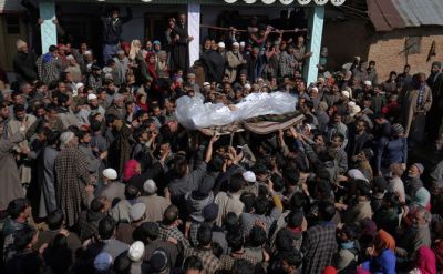 शहीद सैनिक का कोफिन देख कश्मीर की आंखों में आ गए आंसू