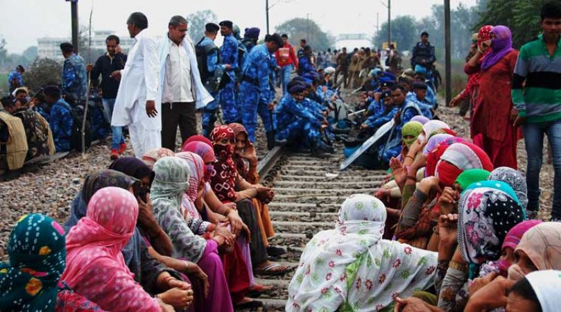 हिंसक हुआ जाट आरक्षण, रेलवे फाटक तोड़ा