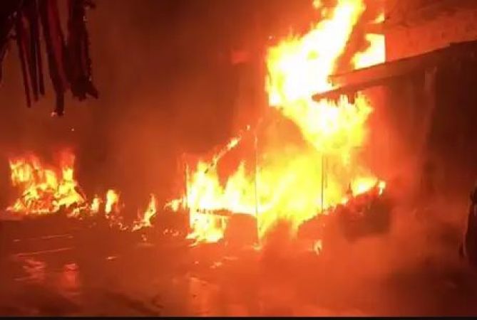 राजस्थान : रामदेवरा बाजार में दर्जनों दुकानों में भीषण आग, करोड़ों का सामान जलकर खाक