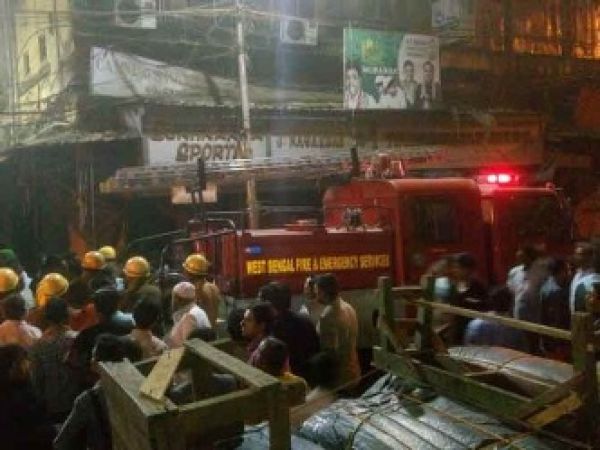 कोलकाता के बड़ा बाजार में भीषण आग, मेयर हुए घायल