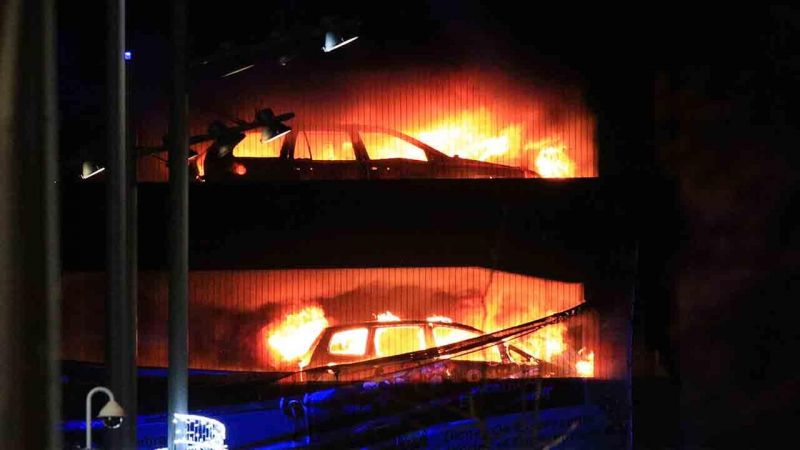 इंग्लैंड: कार पार्किंग में आग, 1400 कारें खाक