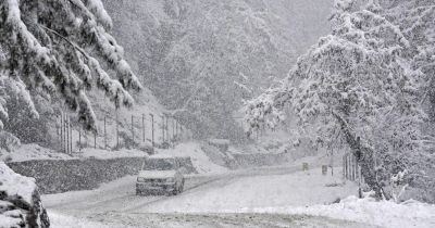 कश्मीर में बर्फ़बारी के कारण अभी और बढ़ेगी ठंड