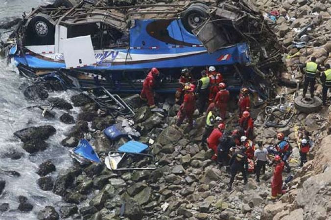 पेरु में पहाड़ी से गिरी बस, 36 लोगों की मौत