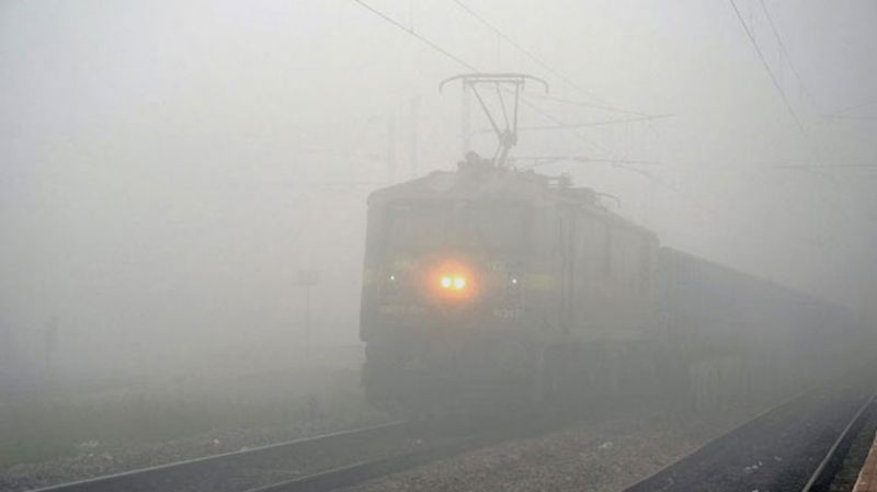 दिल्ली एनसीआर में छाई कोहरे की चादर, हर तरह का यातायात प्रभावित
