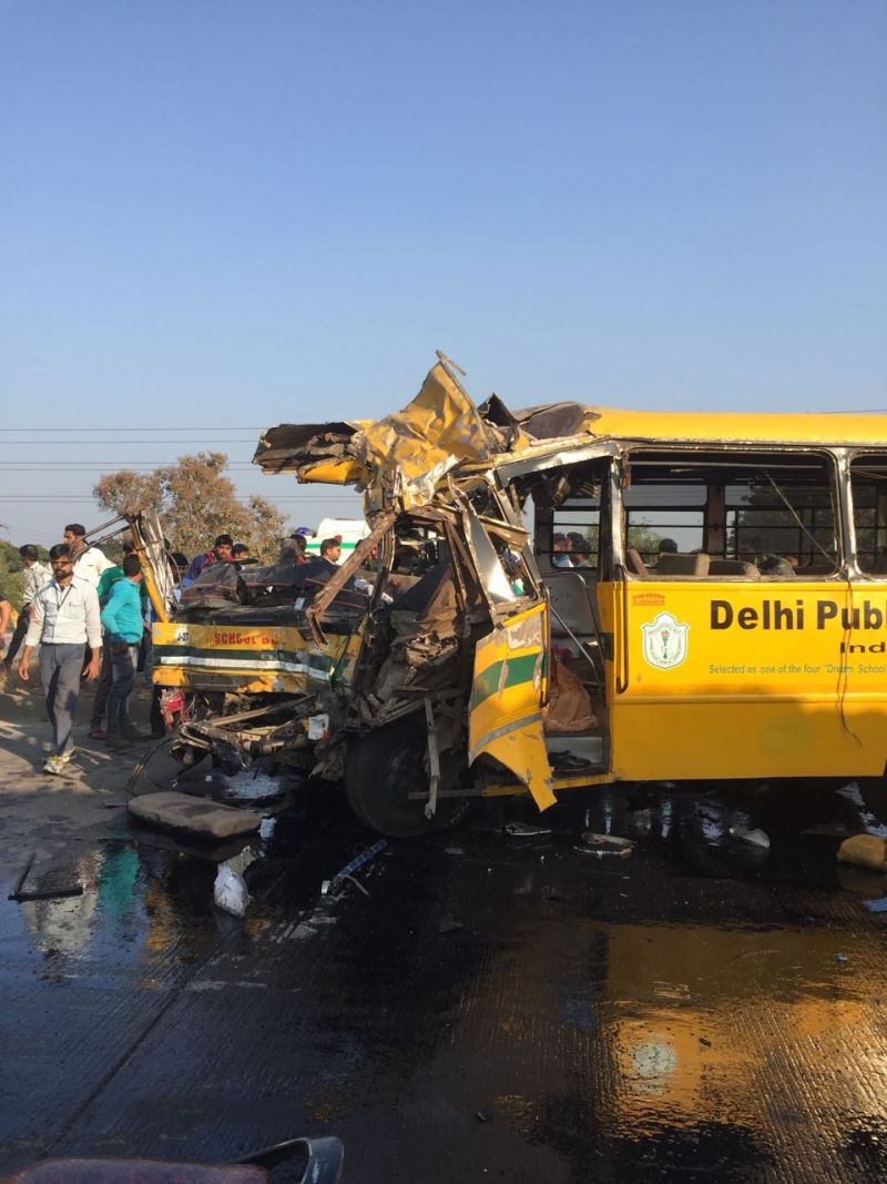 DPS स्कूल की बस और ट्रक में भिड़ंत, 6 मासूमो की मौत