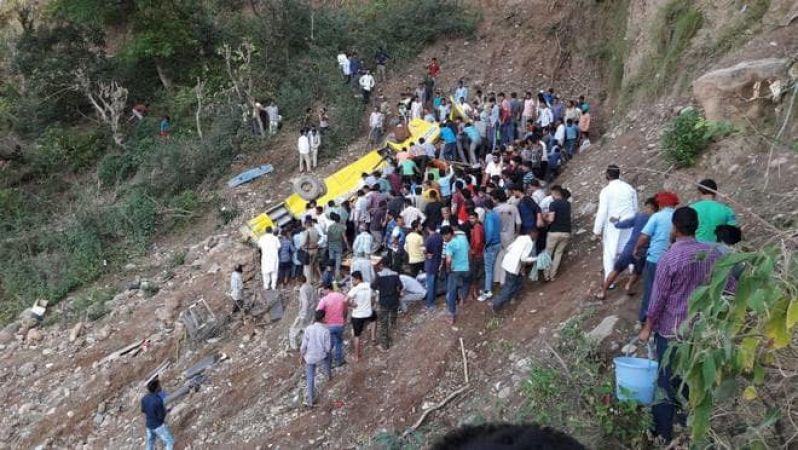 हिमाचल प्रदेश: खाई में गिरी अनियंत्रित स्कूल बस, बस ड्राइवर समेत 6 मासूमों की मौत 10 घायल