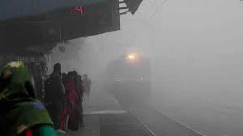 फिर कोहरे की चादर में लिपटी दिल्ली, दृश्यता कम होने से 13 ट्रेनें लेट