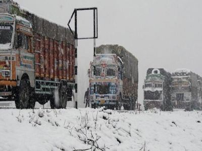 लगातार दूसरे दिन भी जम्मू से कटा रहा कश्मीर का सड़क संपर्क