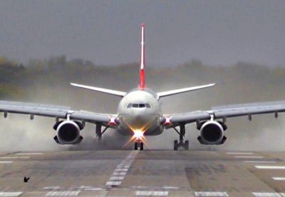 तकनीकी खामियों के चलते कराना पड़ी विमानों की आपातकालीन लैंडिंग