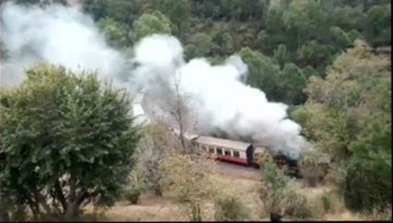 हिमालयन क्वीन ट्रेन के इंजन में भड़की आग बुझी, 7 डिब्बों में सवार थे 200 यात्री