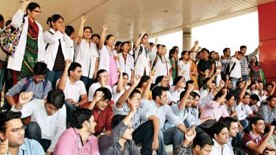 दरभंगा मेडिकल कॉलेज: नाराज़ छात्रों ने ओपीडी और इमरजेंसी में जड़ा ताला, भीतर तड़पते रहे मरीज