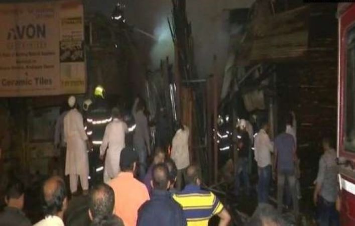 मुंबई में एक बार लगी भीषण आग, 7 दुकाने राख
