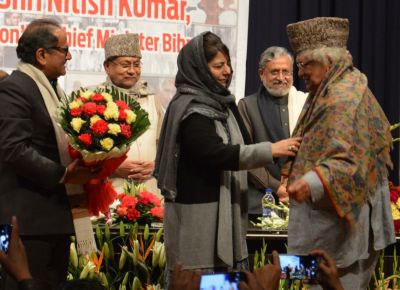 जम्मू कश्मीर सरकार ने नीतीश कुमार को 'प्रथम मुफ्ती अवॉर्ड' से नवाज़ा