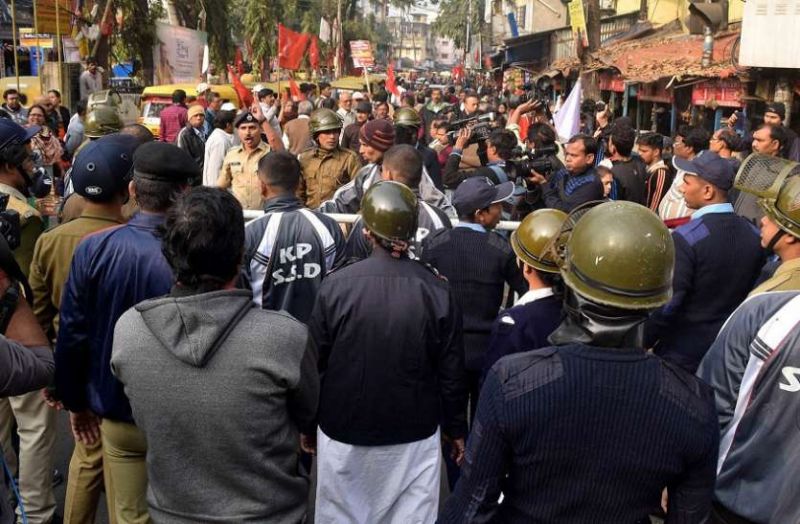 भारत बंद : हड़ताल के दौरान बैंक ट्रेजरी पर हमला, कई ट्रेनें भी रोकी गई