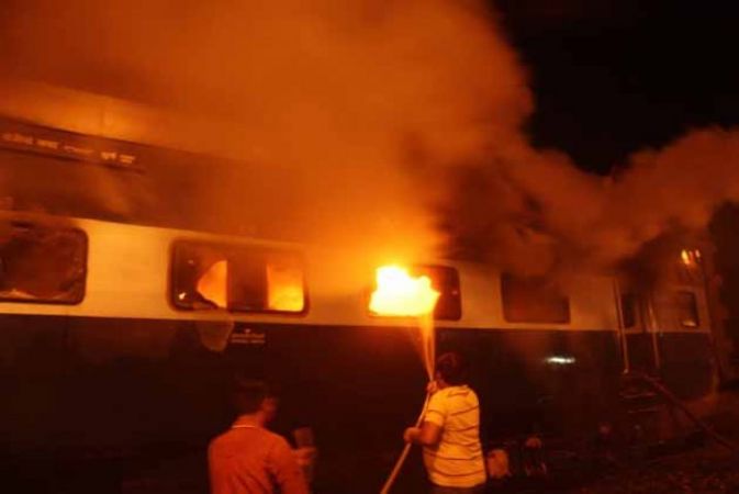पटना-मोकामा यात्री एक्सप्रेस में लगी आग , रेल के चार डिब्बे जलकर हुए ख़ाक