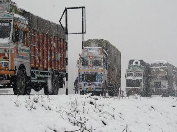 भारी बर्फ़बारी के कारण फिर कटा जम्मू से कश्मीर का संपर्क