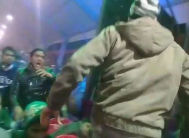 गोरखपुर महोत्स्व में पुलिस ने भांजी लाठी