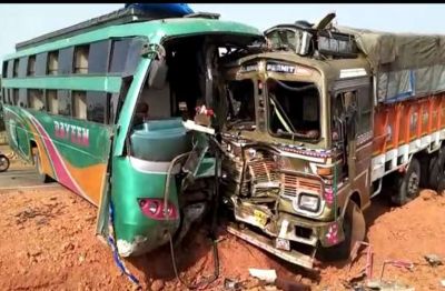 बिहार: बस और ट्रक में जबरदस्त भिड़ंत, एक की मौत 20 घायल